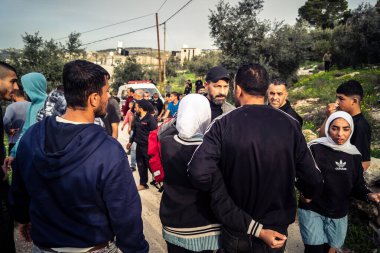 Tarqiyah, Batı Şeria, 1 Şubat 2026: İsrail ordusunun El Halil 'de düzenlediği ev yıkımı sırasında göz yaşartıcı gaz soluduğu sırada Filistinli yerel halk tıbbi yardım için ambulanslara koştu.