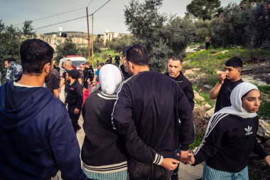 Tarqiyah, Batı Şeria, 1 Şubat 2026: İsrail ordusunun El Halil 'de düzenlediği ev yıkımı sırasında göz yaşartıcı gaz soluduğu sırada Filistinli yerel halk tıbbi yardım için ambulanslara koştu.