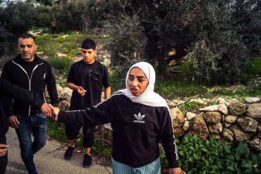 Tarqiyah, Batı Şeria, 1 Şubat 2026: İsrail ordusunun El Halil 'de düzenlediği ev yıkımı sırasında göz yaşartıcı gaz soluduğu sırada Filistinli yerel halk tıbbi yardım için ambulanslara koştu.