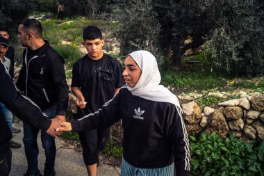 Tarqiyah, Batı Şeria, 1 Şubat 2026: İsrail ordusunun El Halil 'de düzenlediği ev yıkımı sırasında göz yaşartıcı gaz soluduğu sırada Filistinli yerel halk tıbbi yardım için ambulanslara koştu.