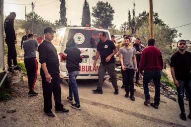 Tarqiyah, Batı Şeria, 1 Şubat 2026: İsrail güçleri tarafından evlerinin yıkılması sonrasında Filistinlilerin göz yaşartıcı gaz soluması ve sinir krizleri nedeniyle tedavi gördüğü bölgede bir ambulans.