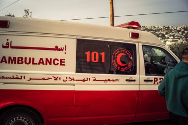 Tarqiyah, Batı Şeria, 1 Şubat 2026: İsrail güçleri tarafından evlerinin yıkılması sonrasında Filistinlilerin göz yaşartıcı gaz soluması ve sinir krizleri nedeniyle tedavi gördüğü bölgede bir ambulans.