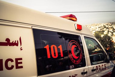 Tarqiyah, Batı Şeria, 1 Şubat 2026: İsrail güçleri tarafından evlerinin yıkılması sonrasında Filistinlilerin göz yaşartıcı gaz soluması ve sinir krizleri nedeniyle tedavi gördüğü bölgede bir ambulans.