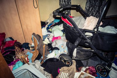 Beit Einun, Batı Şeria, 4 Şubat 2026 Filistinli bir ailenin yattığı yer dağınık ve yok edilmiş. İsrail ordusunun sivil bölgelere düzenlediği baskınlar çoğu zaman önemli maddi hasara yol açıyor.