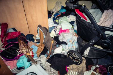 Beit Einun, Batı Şeria, 4 Şubat 2026 Filistinli bir ailenin yattığı yer dağınık ve yok edilmiş. İsrail ordusunun sivil bölgelere düzenlediği baskınlar çoğu zaman önemli maddi hasara yol açıyor.