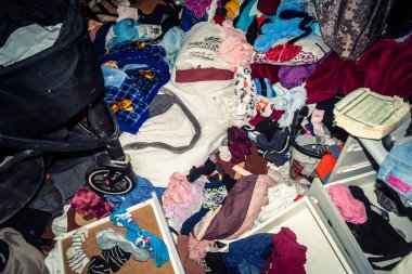 Beit Einun, Batı Şeria, 4 Şubat 2026 Filistinli bir ailenin yattığı yer dağınık ve yok edilmiş. İsrail ordusunun sivil bölgelere düzenlediği baskınlar çoğu zaman önemli maddi hasara yol açıyor.