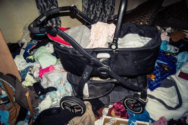 Beit Einun, Batı Şeria, 4 Şubat 2026 Filistinli bir ailenin yattığı yer dağınık ve yok edilmiş. İsrail ordusunun sivil bölgelere düzenlediği baskınlar çoğu zaman önemli maddi hasara yol açıyor.