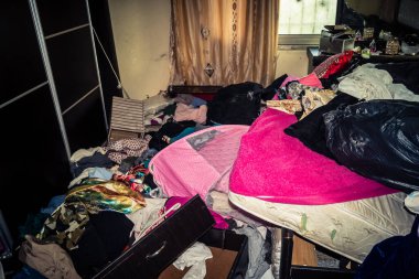 Beit Einun, Batı Şeria, 4 Şubat 2026 Filistinli bir ailenin yattığı yer dağınık ve yok edilmiş. İsrail ordusunun sivil bölgelere düzenlediği baskınlar çoğu zaman önemli maddi hasara yol açıyor.