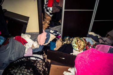 Beit Einun, Batı Şeria, 4 Şubat 2026 Filistinli bir ailenin yattığı yer dağınık ve yok edilmiş. İsrail ordusunun sivil bölgelere düzenlediği baskınlar çoğu zaman önemli maddi hasara yol açıyor.