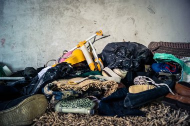 Beit Einun, Batı Şeria, 4 Şubat 2026 İsrail güvenlik güçlerinin yaptığı baskının ardından Filistin 'deki bir evde. Gecelik operasyondan sonra mobilyalarda ciddi hasar olduğu bildirildi.