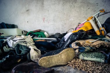 Beit Einun, Batı Şeria, 4 Şubat 2026 İsrail güvenlik güçlerinin yaptığı baskının ardından Filistin 'deki bir evde. Gecelik operasyondan sonra mobilyalarda ciddi hasar olduğu bildirildi.