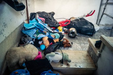 Beit Einun, Batı Şeria, 4 Şubat 2026 İsrail güvenlik güçlerinin yaptığı baskının ardından Filistin 'deki bir evde. Gecelik operasyondan sonra mobilyalarda ciddi hasar olduğu bildirildi.