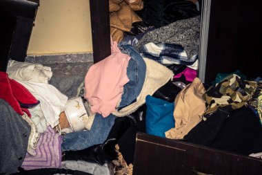 Beit Einun, Batı Şeria, 4 Şubat 2026 İsrail güvenlik güçlerinin yaptığı baskının ardından Filistin 'deki bir evde. Gecelik operasyondan sonra mobilyalarda ciddi hasar olduğu bildirildi.