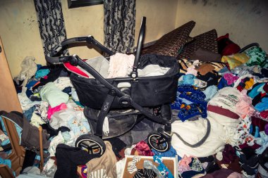 Beit Einun, Batı Şeria, 4 Şubat 2026 İsrail güvenlik güçlerinin yaptığı baskının ardından Filistin 'deki bir evde. Gecelik operasyondan sonra mobilyalarda ciddi hasar olduğu bildirildi.