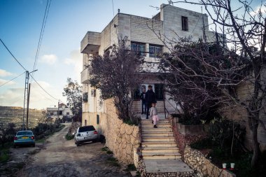 Beit Einun, Batı Şeria, 4 Şubat 2026 İsrail güvenlik güçlerinin yaptığı baskının ardından Filistin 'deki bir evde. Gecelik operasyondan sonra mobilyalarda ciddi hasar olduğu bildirildi.