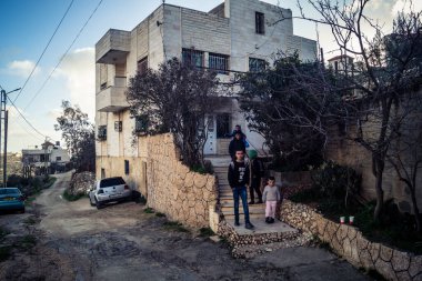 Beit Einun, Batı Şeria, 4 Şubat 2026 İsrail güvenlik güçlerinin yaptığı baskının ardından Filistin 'deki bir evde. Gecelik operasyondan sonra mobilyalarda ciddi hasar olduğu bildirildi.