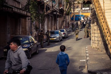 Hebron, Filistin Bölgesi, 31 Ocak 2026 İsrail askeri eskortu eşliğinde İsrail yerleşimcileri Filistin bölgelerinden geçtiler..