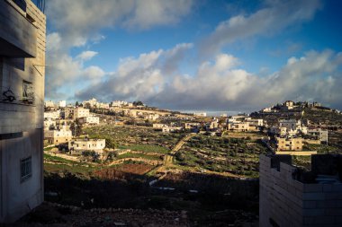 Beit Einun, Filistin Bölgesi, 5 Şubat 2026, Beit Einun şehri, İsrail işgal güçleri tarafından tamamen kapatıldı. Stratejik barikat ve askeri kapatma Filistin hareketini etkiliyor.