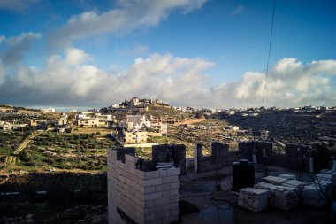 Beit Einun, Filistin Bölgesi, 5 Şubat 2026, Beit Einun şehri, İsrail işgal güçleri tarafından tamamen kapatıldı. Stratejik barikat ve askeri kapatma Filistin hareketini etkiliyor.