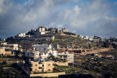 Beit Einun, Filistin Bölgesi, 5 Şubat 2026, Beit Einun şehri, İsrail işgal güçleri tarafından tamamen kapatıldı. Stratejik barikat ve askeri kapatma Filistin hareketini etkiliyor.