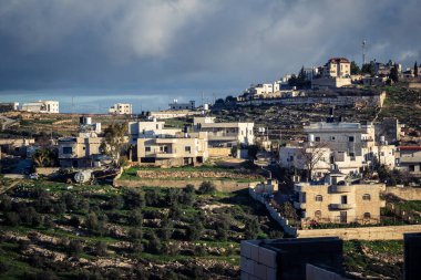 Beit Einun, Filistin Bölgesi, 5 Şubat 2026, Beit Einun şehri, İsrail işgal güçleri tarafından tamamen kapatıldı. Stratejik barikat ve askeri kapatma Filistin hareketini etkiliyor.