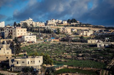 Beit Einun, Filistin Bölgesi, 5 Şubat 2026, Beit Einun şehri, İsrail işgal güçleri tarafından tamamen kapatıldı. Stratejik barikat ve askeri kapatma Filistin hareketini etkiliyor.
