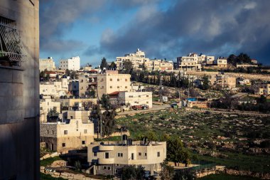 Beit Einun, Filistin Bölgesi, 5 Şubat 2026, Beit Einun şehri, İsrail işgal güçleri tarafından tamamen kapatıldı. Stratejik barikat ve askeri kapatma Filistin hareketini etkiliyor.