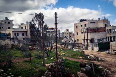 Beit Einun, Filistin Bölgesi, 5 Şubat 2026, Beit Einun şehri, İsrail işgal güçleri tarafından tamamen kapatıldı. Stratejik barikat ve askeri kapatma Filistin hareketini etkiliyor.