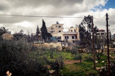 Beit Einun, Filistin Bölgesi, 5 Şubat 2026, Beit Einun şehri, İsrail işgal güçleri tarafından tamamen kapatıldı. Stratejik barikat ve askeri kapatma Filistin hareketini etkiliyor.