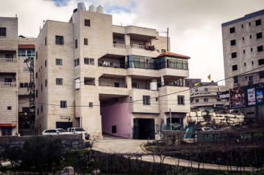 Beit Einun, Filistin Bölgesi, 5 Şubat 2026, Beit Einun şehri, İsrail işgal güçleri tarafından tamamen kapatıldı. Stratejik barikat ve askeri kapatma Filistin hareketini etkiliyor.