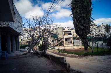 Beit Einun, Filistin Bölgesi, 5 Şubat 2026, Beit Einun şehri, İsrail işgal güçleri tarafından tamamen kapatıldı. Stratejik barikat ve askeri kapatma Filistin hareketini etkiliyor.