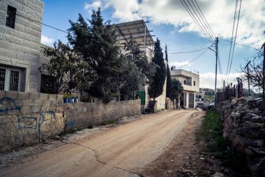 Beit Einun, Filistin Bölgesi, 5 Şubat 2026, Beit Einun şehri, İsrail işgal güçleri tarafından tamamen kapatıldı. Stratejik barikat ve askeri kapatma Filistin hareketini etkiliyor.