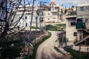 Beit Einun, Filistin Bölgesi, 5 Şubat 2026, Beit Einun şehri, İsrail işgal güçleri tarafından tamamen kapatıldı. Stratejik barikat ve askeri kapatma Filistin hareketini etkiliyor.