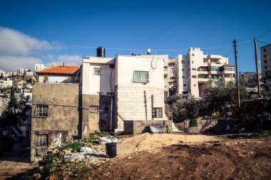 Beit Einun, Filistin Bölgesi, 5 Şubat 2026, Beit Einun şehri, İsrail işgal güçleri tarafından tamamen kapatıldı. Stratejik barikat ve askeri kapatma Filistin hareketini etkiliyor.