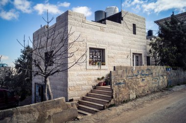 Beit Einun, Filistin Bölgesi, 5 Şubat 2026, Beit Einun şehri, İsrail işgal güçleri tarafından tamamen kapatıldı. Stratejik barikat ve askeri kapatma Filistin hareketini etkiliyor.