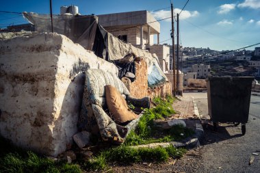 Beit Einun, Filistin Bölgesi, 5 Şubat 2026, Beit Einun şehri, İsrail işgal güçleri tarafından tamamen kapatıldı. Stratejik barikat ve askeri kapatma Filistin hareketini etkiliyor.