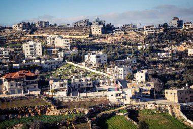 Beit Einun, Filistin Bölgesi, 5 Şubat 2026, Beit Einun şehri, İsrail işgal güçleri tarafından tamamen kapatıldı. Stratejik barikat ve askeri kapatma Filistin hareketini etkiliyor.