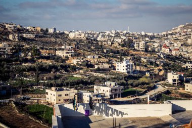 Beit Einun, Filistin Bölgesi, 5 Şubat 2026, Beit Einun şehri, İsrail işgal güçleri tarafından tamamen kapatıldı. Stratejik barikat ve askeri kapatma Filistin hareketini etkiliyor.