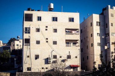 Beit Einun, Filistin Bölgesi, 5 Şubat 2026, Beit Einun şehri, İsrail işgal güçleri tarafından tamamen kapatıldı. Stratejik barikat ve askeri kapatma Filistin hareketini etkiliyor.