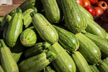 Hebron, Filistin Bölgesi, 5 Şubat 2026 Eski El Halil 'deki geleneksel açık hava pazarı. Yerel bir tezgahta taze meyve ve sebzeler, Batı Şeria merkezinde günlük yaşamı ve ticareti gösteriyor..