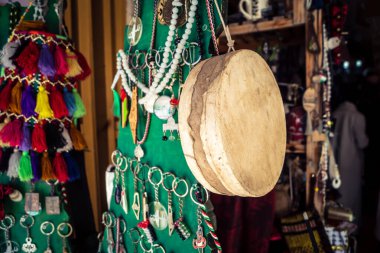 Hebron, Filistin Bölgesi, 5 Şubat 2026 eski şehirdeki yerel hediyelik eşya dükkanı. Geleneksel el sanatları, seramik ve kültürel öğeler Hebron 'un tarihi bölgesinde ziyaretçiler için sergilenmektedir..