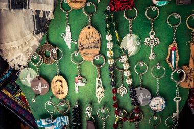 Hebron, Filistin Bölgesi, 5 Şubat 2026 eski şehirdeki yerel hediyelik eşya dükkanı. Geleneksel el sanatları, seramik ve kültürel öğeler Hebron 'un tarihi bölgesinde ziyaretçiler için sergilenmektedir..