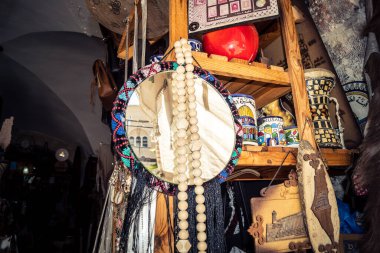 Hebron, Filistin Bölgesi, 5 Şubat 2026 eski şehirdeki yerel hediyelik eşya dükkanı. Geleneksel el sanatları, seramik ve kültürel öğeler Hebron 'un tarihi bölgesinde ziyaretçiler için sergilenmektedir..