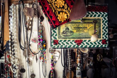 Hebron, Filistin Bölgesi, 5 Şubat 2026 eski şehirdeki yerel hediyelik eşya dükkanı. Geleneksel el sanatları, seramik ve kültürel öğeler Hebron 'un tarihi bölgesinde ziyaretçiler için sergilenmektedir..