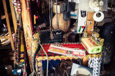 Hebron, Filistin Bölgesi, 5 Şubat 2026 eski şehirdeki yerel hediyelik eşya dükkanı. Geleneksel el sanatları, seramik ve kültürel öğeler Hebron 'un tarihi bölgesinde ziyaretçiler için sergilenmektedir..