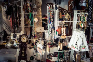 Hebron, Filistin Bölgesi, 5 Şubat 2026 eski şehirdeki yerel hediyelik eşya dükkanı. Geleneksel el sanatları, seramik ve kültürel öğeler Hebron 'un tarihi bölgesinde ziyaretçiler için sergilenmektedir..