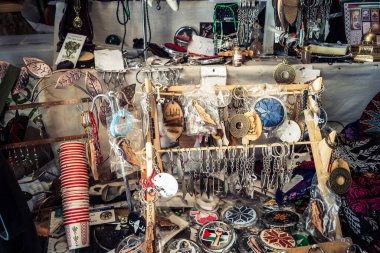 Hebron, Filistin Bölgesi, 5 Şubat 2026 eski şehirdeki yerel hediyelik eşya dükkanı. Geleneksel el sanatları, seramik ve kültürel öğeler Hebron 'un tarihi bölgesinde ziyaretçiler için sergilenmektedir..