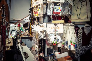 Hebron, Filistin Bölgesi, 5 Şubat 2026 eski şehirdeki yerel hediyelik eşya dükkanı. Geleneksel el sanatları, seramik ve kültürel öğeler Hebron 'un tarihi bölgesinde ziyaretçiler için sergilenmektedir..