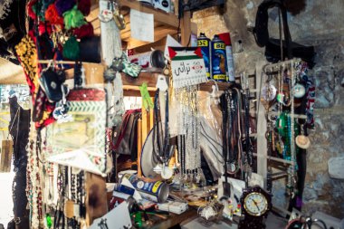 Hebron, Filistin Bölgesi, 5 Şubat 2026 eski şehirdeki yerel hediyelik eşya dükkanı. Geleneksel el sanatları, seramik ve kültürel öğeler Hebron 'un tarihi bölgesinde ziyaretçiler için sergilenmektedir..