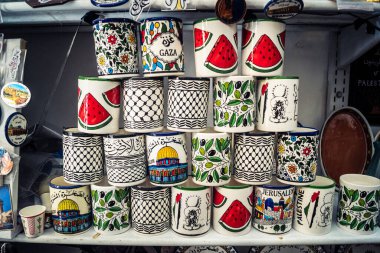 Hebron, Filistin Bölgesi, 5 Şubat 2026 eski şehirdeki yerel hediyelik eşya dükkanı. Geleneksel el sanatları, seramik ve kültürel öğeler Hebron 'un tarihi bölgesinde ziyaretçiler için sergilenmektedir..